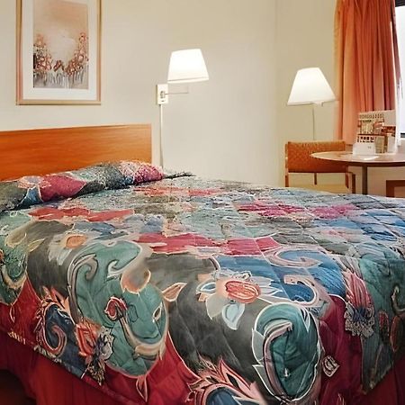 Econo Lodge Ithaca Exteriör bild