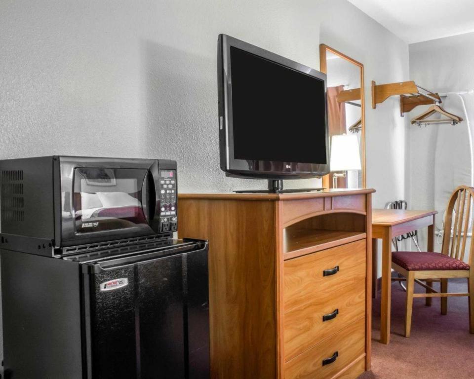 Econo Lodge Ithaca Exteriör bild